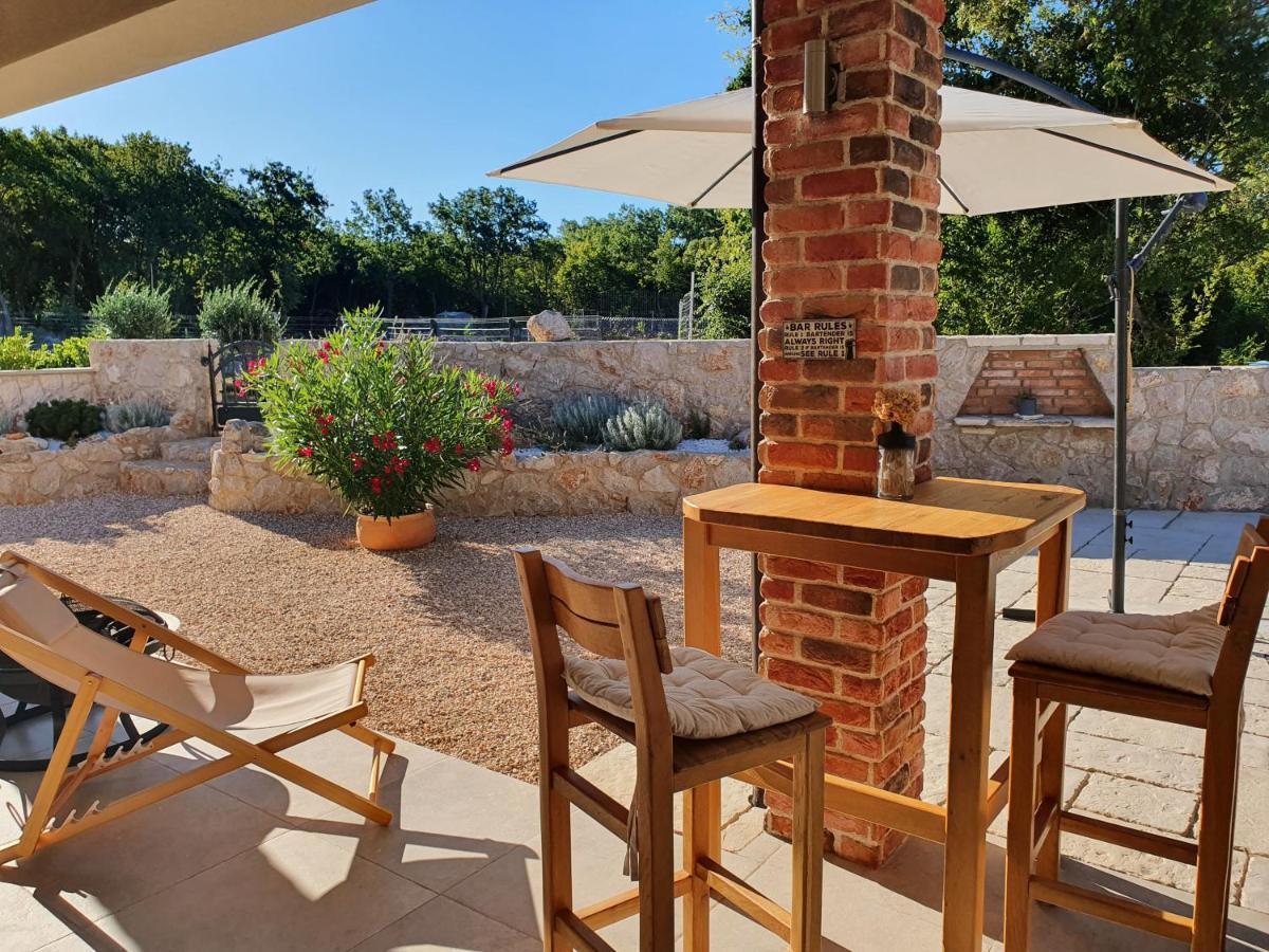 Villa Alara - Charming Villa With Heated Swimming Pool Milohnici المظهر الخارجي الصورة