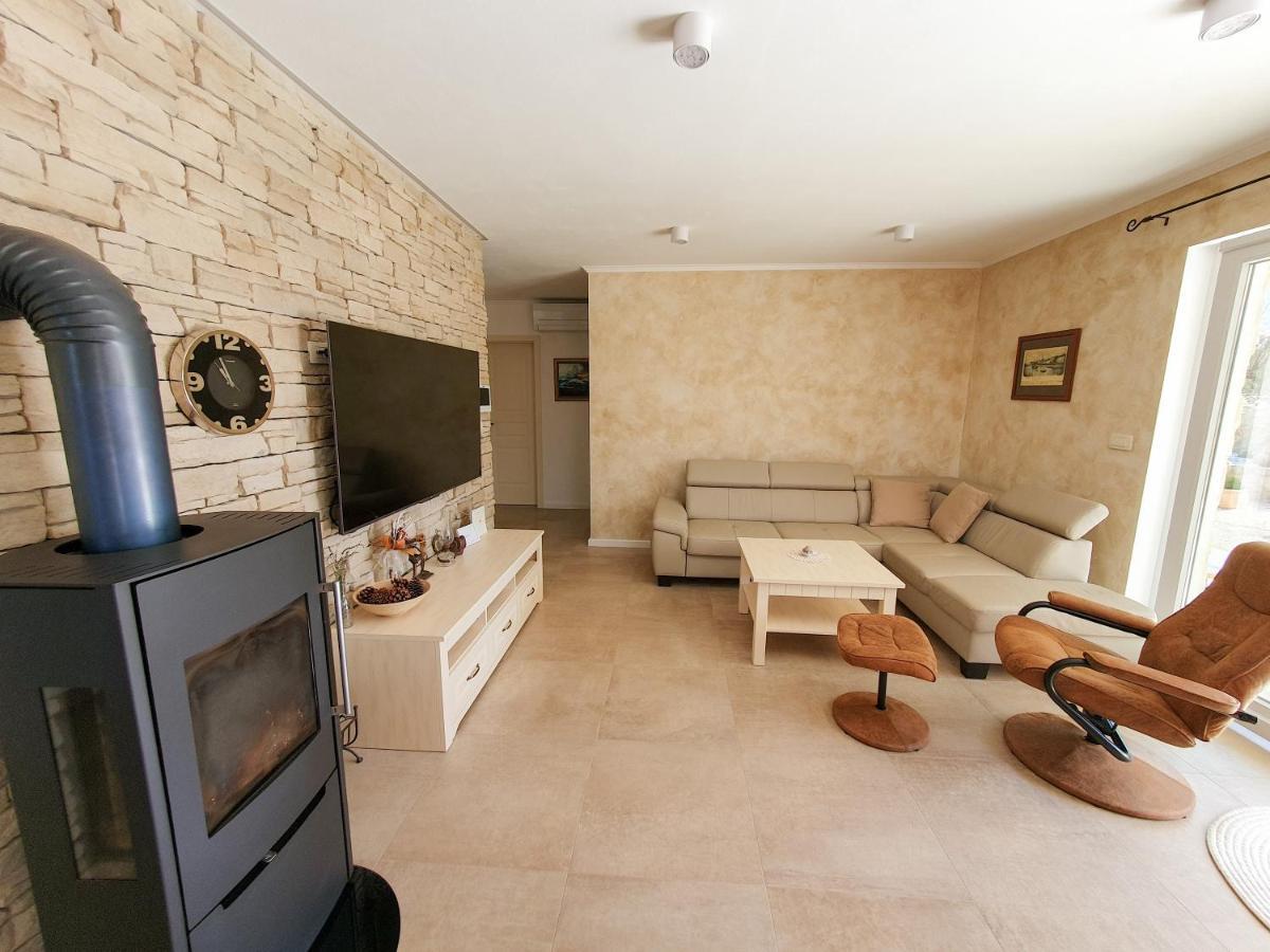 Villa Alara - Charming Villa With Heated Swimming Pool Milohnici المظهر الخارجي الصورة