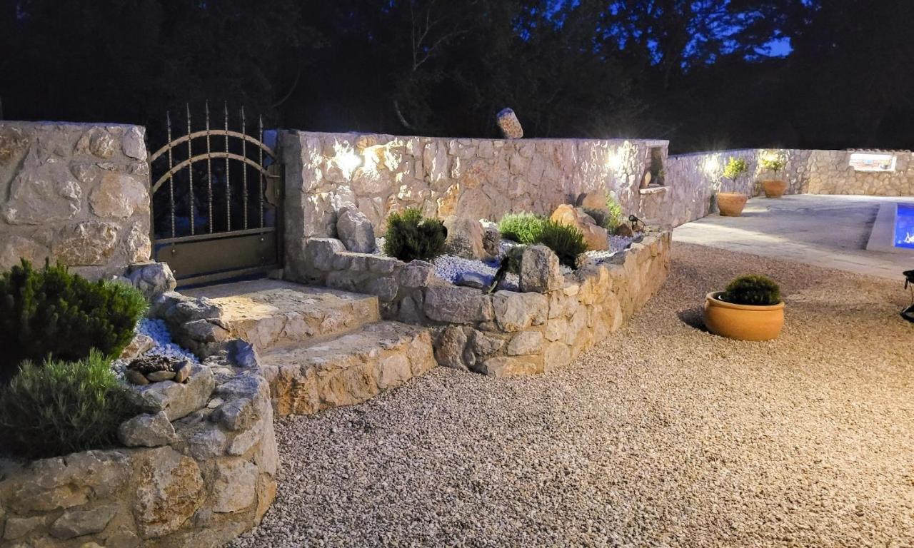 Villa Alara - Charming Villa With Heated Swimming Pool Milohnici المظهر الخارجي الصورة
