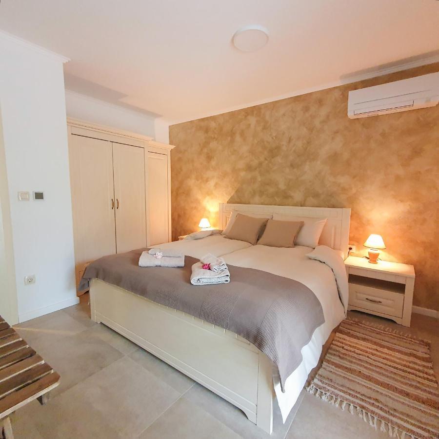 Villa Alara - Charming Villa With Heated Swimming Pool Milohnici المظهر الخارجي الصورة