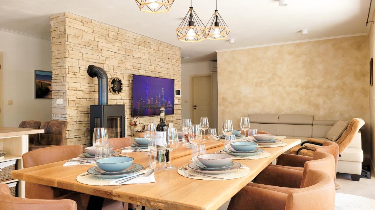 Villa Alara - Charming Villa With Heated Swimming Pool Milohnici المظهر الخارجي الصورة