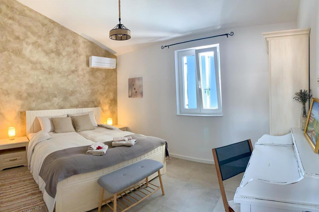 Villa Alara - Charming Villa With Heated Swimming Pool Milohnici المظهر الخارجي الصورة