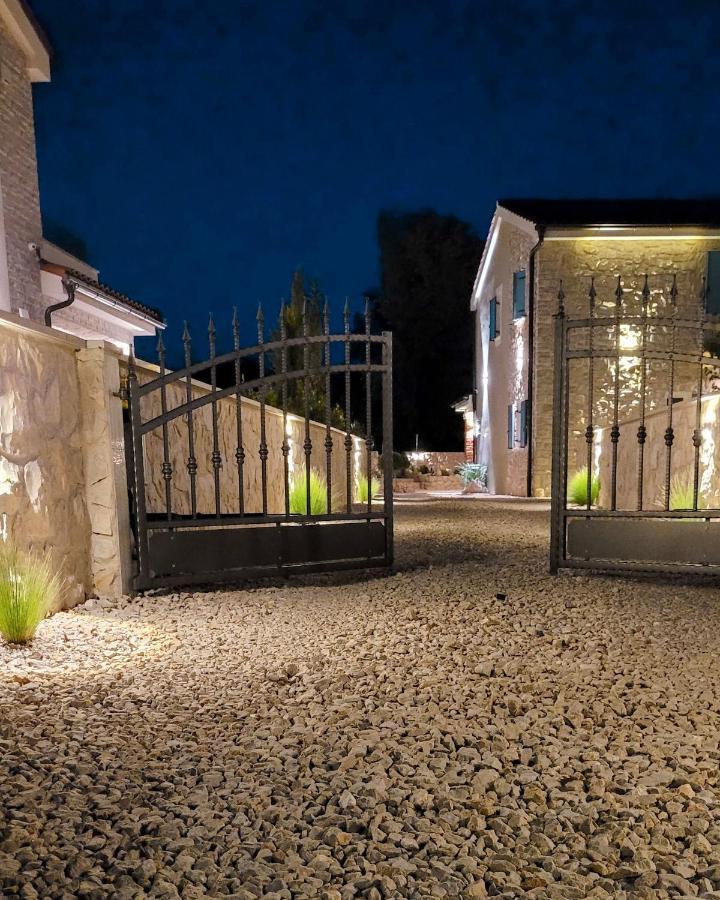 Villa Alara - Charming Villa With Heated Swimming Pool Milohnici المظهر الخارجي الصورة